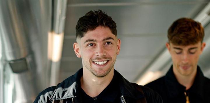  皇马全队抵达曼彻斯特；最后一练蓄势待发，欧冠次回合客场挑战来临。 体育新闻