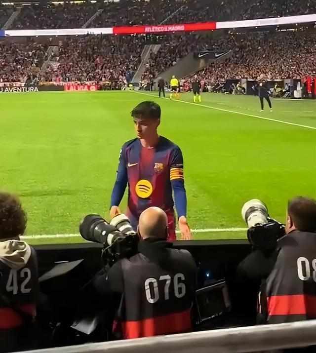  球场上的欢乐瞬间：佩德里"认错球"笑翻全网，体育精神从不只属于胜负 体育新闻