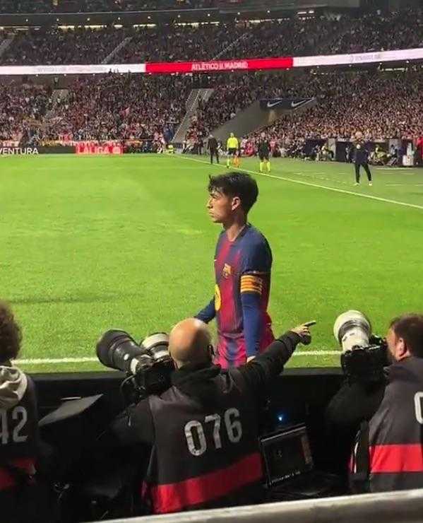  球场上的欢乐瞬间：佩德里"认错球"笑翻全网，体育精神从不只属于胜负 体育新闻