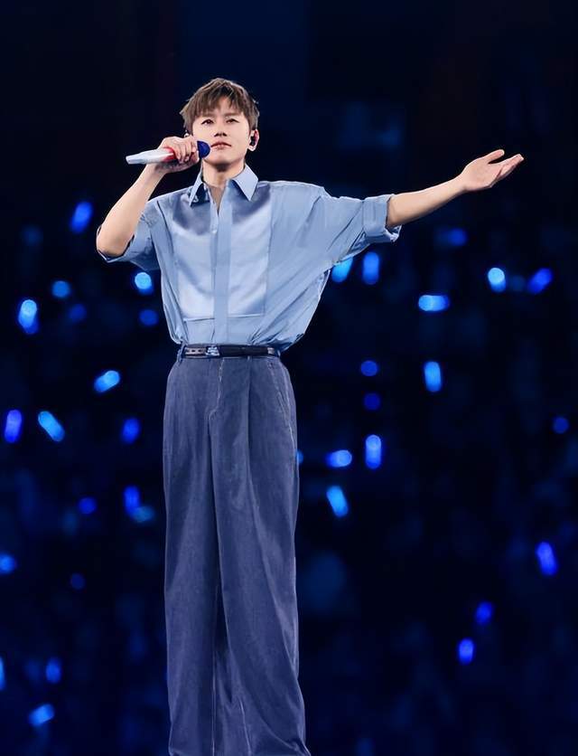 从“谢征进行曲”到鸟巢花海:张杰与张凌赫的跨界共鸣深度解析 娱乐新闻